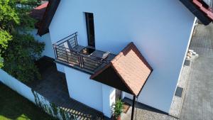 een balkon met uitzicht op een blauw gebouw bij Ferienwohnung Büren in Büren