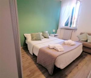 ein Schlafzimmer mit zwei Betten und einer Couch und einem Spiegel in der Unterkunft Dream House in Ancona