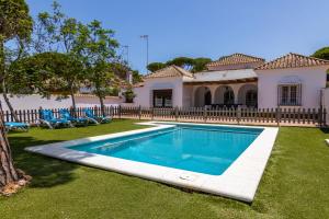 a swimming pool in the yard of a house at Parisito beach -Villa con piscina privada cerca de la playa in Chiclana de la Frontera