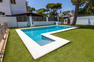 - une piscine dans l'arrière-cour d'une maison dans l'établissement Parisito beach, à Chiclana de la Frontera