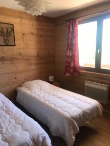 Łóżko lub łóżka w pokoju w obiekcie CHALET CAPRICES DES CIMES