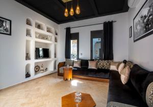 uma sala de estar com um sofá e uma mesa em Riad Tamazgha em Marrakech