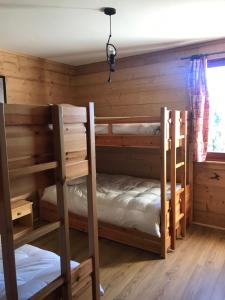 sypialnia z 2 łóżkami piętrowymi w kabinie w obiekcie CHALET CAPRICES DES CIMES w mieście Bolquere Pyrenees 2000