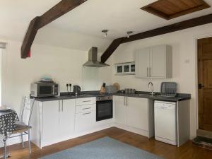 Kuchyň nebo kuchyňský kout v ubytování Millers Cottage