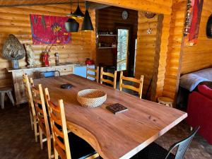 jadalnia z drewnianym stołem w kabinie w obiekcie CHALET CAPRICES DES CIMES w mieście Bolquere Pyrenees 2000