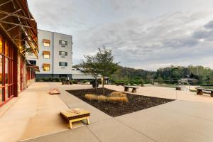 un patio con bancos y un edificio en Stoney Creek Hotel Kansas City - Independence, en Independence