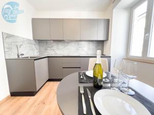 kuchnia ze stołem i butelką wina w obiekcie Palazzo Saba Tirabora Short Rent w Trieście +226 zdjęć