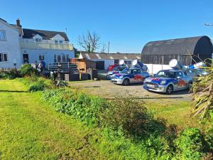 Pantysgyfarnog near Carmarthenshire Pembrokeshire في كرمرثن: مجموعة من السيارات تقف في موقف للسيارات