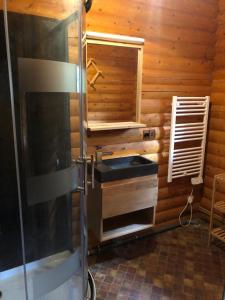 Łóżko lub łóżka piętrowe w pokoju w obiekcie CHALET CAPRICES DES CIMES