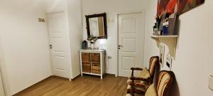 a room with a hallway with a mirror and a table at Hostal Aliste in Madrid