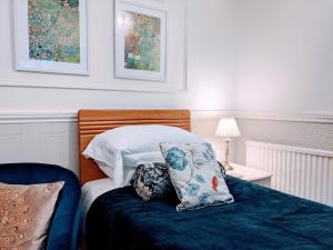 ein Schlafzimmer mit einem Bett mit zwei Kissen darauf in der Unterkunft Lee House in Lynton
