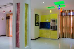 uma cozinha com armários amarelos e um micro-ondas em Le Tribord em Flic-en-Flac