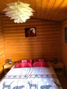 Łóżko lub łóżka w pokoju w obiekcie CHALET CAPRICES DES CIMES