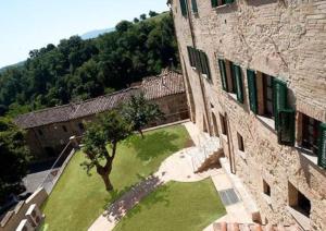 an aerial view of a building with a green yard at Arnolfo B&B in Colle Val D'Elsa