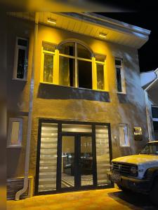 budynek z garażem z samochodem zaparkowanym przed budynkiem w obiekcie Horizon Boutique w Samarkandzie +26 zdjęć