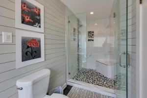 Koupelna v ubytování Pool and Lake Hamilton Access Hot Springs Condo! + 18 fotografií