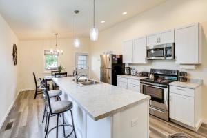 Dapur atau dapur kecil di Newly Built Rapid City Retreat about 1 Mi to Dtwn