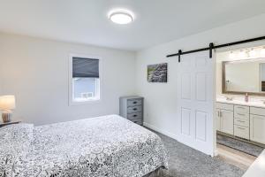 Katil atau katil-katil dalam bilik di Newly Built Rapid City Retreat about 1 Mi to Dtwn