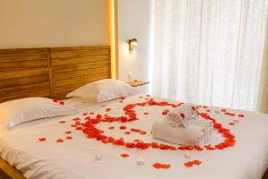 ein Bett mit einem Herz aus Rosen in der Unterkunft Luxe et Design avec parking gratuit in Lyon