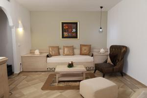 Tunisia Lodge في الحمامات: غرفة معيشة مع أريكة وكرسي