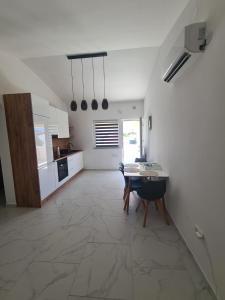 Kuchyň nebo kuchyňský kout v ubytování Apartmani Ruzmarin