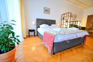 Un dormitorio con una cama grande en una habitación. en FLH - Althaus, en Sibiu