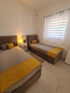 Postel nebo postele na pokoji v ubytování Apartmani Ruzmarin