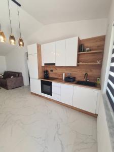 Kuchyň nebo kuchyňský kout v ubytování Apartmani Ruzmarin