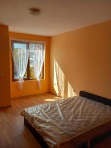 une chambre avec un lit et deux fenêtres dans l'établissement Homex #Varna-Autogara, à Varna