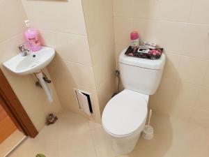 une salle de bain avec des toilettes blanches et un lavabo dans l'établissement Homex #Varna-Autogara, à Varna