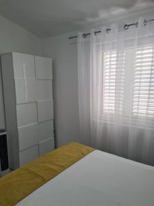 Postel nebo postele na pokoji v ubytování Apartmani Ruzmarin