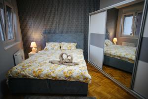 una camera da letto con due asciugamani su un letto di Lux11 a Sombor Altre 18 foto