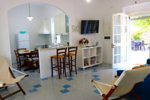 TV a/nebo společenská místnost v ubytování Villa Maria in Puglia con pineta vicino al mare