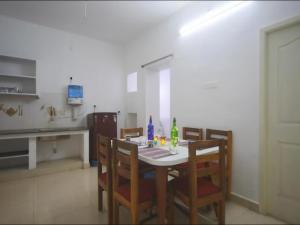 y cocina con mesa de comedor y sillas. en VILLA MAHALI ROCK BEACH FRONT 2BHK villa, en Pondicherry