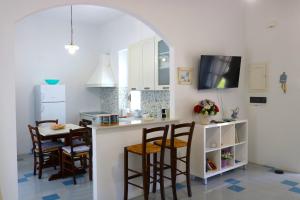Kuchyň nebo kuchyňský kout v ubytování Villa Maria in Puglia con pineta vicino al mare