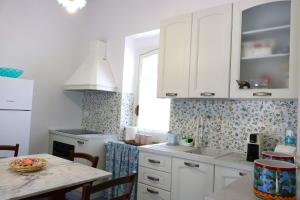 Kuchyň nebo kuchyňský kout v ubytování Villa Maria in Puglia con pineta vicino al mare