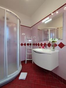 y baño con bañera, lavamanos y ducha. en Maison Du Port - Palau, en Palau