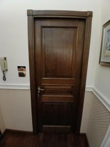a wooden door in the corner of a room at La Suite del Vulcano in Belpasso +38 photos