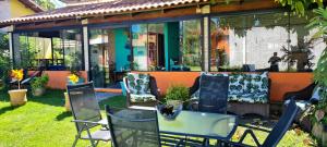 a group of chairs and a table in a yard at Pousada Jeito Bom de Viver in Caraíva +45 photos