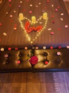 a chocolate couch with a heart and a candle in the middle at Le temps suspendu in Trèbes +14 photos