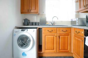 Η κουζίνα ή μικρή κουζίνα στο Modern 2 BR ground floor apartment with parking and garden +9 φωτογραφίες