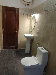 Bilik mandi di Rudra Darshan Bed & Breakfast