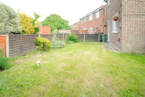 Κήπος έξω από το Modern 2 BR ground floor apartment with parking and garden