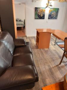 巴塞隆納的住宿－Cataluña Room，客厅配有真皮沙发和书桌