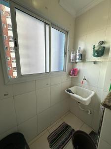 SolemarにあるEdificio Romaのバスルーム(洗面台、窓付)