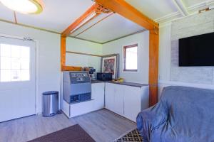 eine Küche mit einem Herd und einem Waschbecken in einem Zimmer in der Unterkunft Country Hearth Inn & Suites By OYO Sturgis in Sturgis