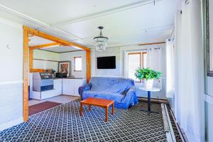 ein Wohnzimmer mit einem blauen Stuhl und einem Tisch in der Unterkunft Country Hearth Inn & Suites By OYO Sturgis in Sturgis