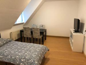 a bedroom with a dining room table and a television at Ferienwohnung Monteurzimmer Haus Arnstadt in Arnstadt