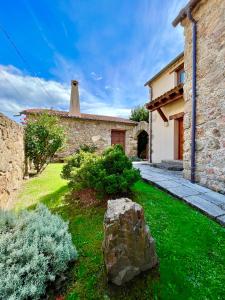 an external view of a house with a stone building at Saltus Alvus, casas 4 estrellas con encanto en Sotosalbos in Sotosalbos