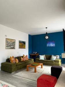 Villa in Brezovica في بيرزوفيكا: غرفة معيشة بها أريكتين وجدار أزرق